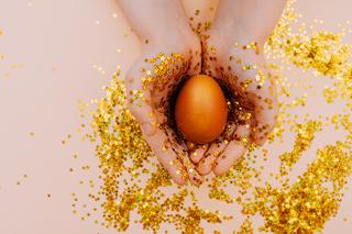 Wielkanocne jaja: magiczne żółte jajko bez białka [INSTRUKCJA WIDEO]