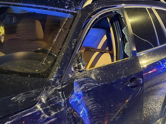 Auto rosyjskiej ambasady dachowało w Warszawie! Odłamki uszkodziły inne pojazdy