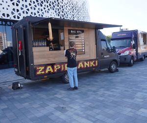 Festiwal Food Trucków w Olsztynie. Pod halą Urania można zjeść dania z kuchni całego świata [ZDJĘCIA]