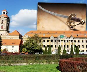 Dantejskie sceny na zamku w Żarach. Dwaj mężczyźni ranieni szablą!