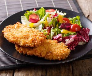 Chrupiący kurczak w parmezanie zachwyca. Prosty przepis na domowy obiad