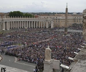 Leon XIV podczas modlitwy Regina Caeli zaapelował o modlitwę o powołania i odwagę dla młodych ludzi