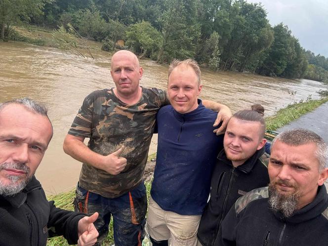 Byli pierwsi na miejscu. Ostrzeszowscy eksploratorzy z pomocą dla powodzian [ZDJĘCIA]