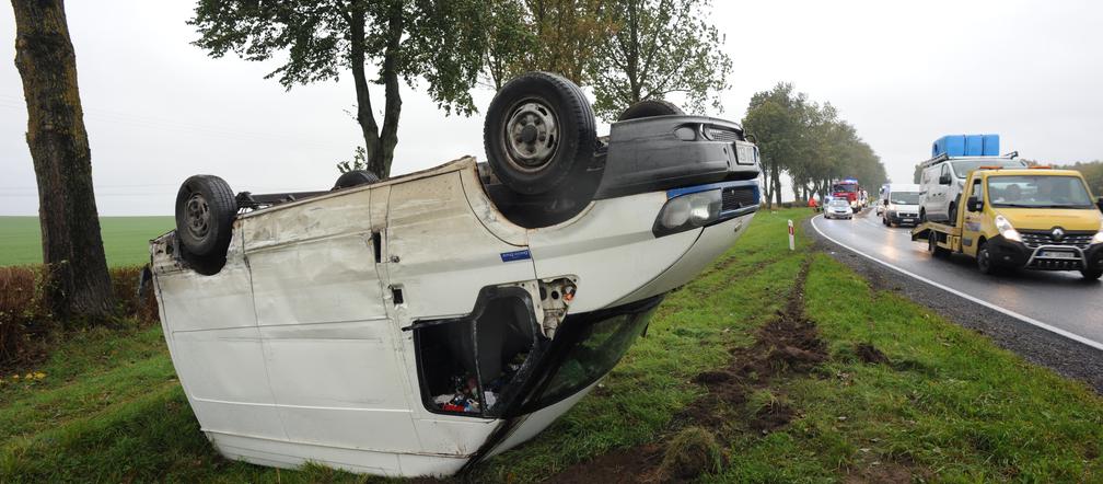 Wypadek karetki pogotowia. Ranny pacjent [ZDJĘCIA]