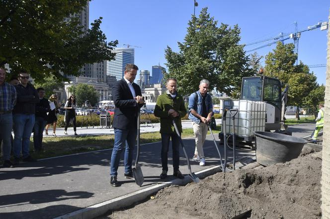 Trzaskowski z łopata w centrum miasta