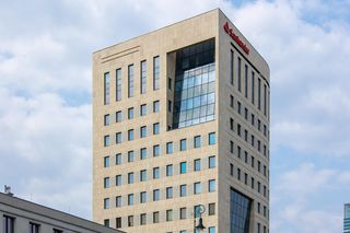 Wygląda jak zwinięta kartka papieru i ma okna wysokie, jak cała sąsiednia kamienica. Roztańczony biurowiec w Warszawie