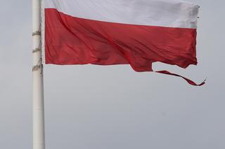 Skandal. Flaga w strzępach wisi na warszawskim rondzie