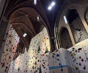 Ścianka wspinaczkowa w kościele św. Antoniego Padewskiego w Brukseli