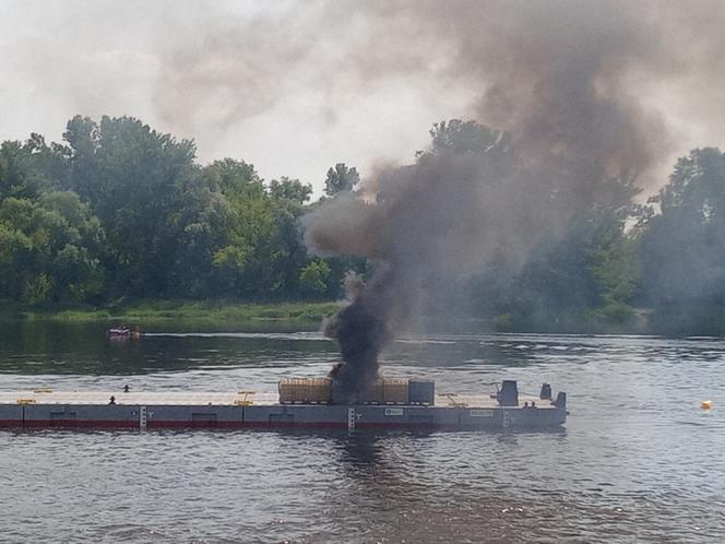 Akcja "Wisła 2023" w Toruniu. Terroryści opanowali barkę z chemikaliami. Efektowne ćwiczenia