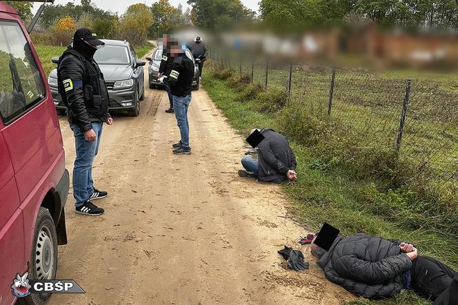 Podwójny morderca zatrzymany! Wielka akcja służb pod Płońskiem [ZDJĘCIA]