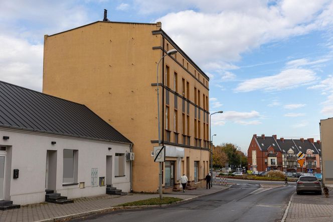 Ciało Adama znaleźli w mieszkaniu w Śremie. Obok była jego córeczka.