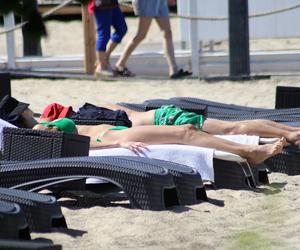 Michał Koterski na plaży z rodziną