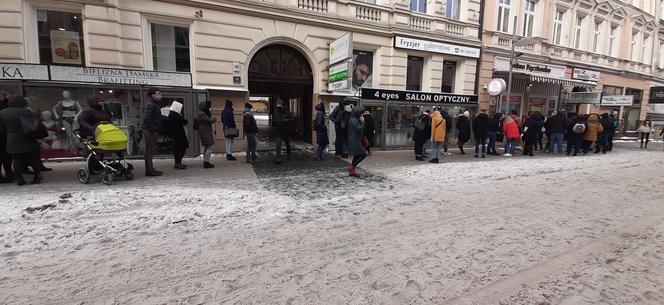 Kolejki przed cukierniami w Poznaniu