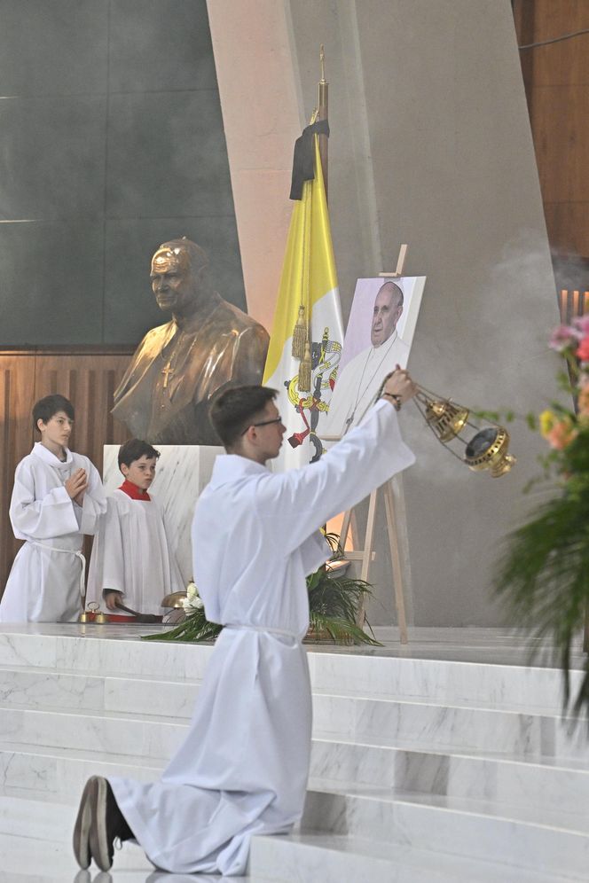 Warszawa żegna papieża Franciszka. Poruszające wpisy w Archikatedrze