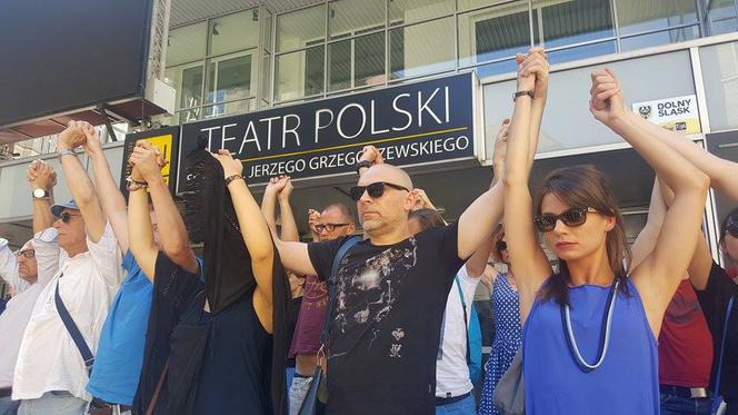 Milczący protest przed Teatrem Polskim