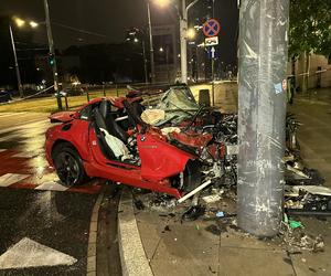 Kierujący sportowym BMW uderzył w słup tramwajowy w Warszawie. Dwie osoby ranne