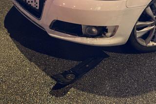 Koszmarny finał driftów we Włochach. Auto w rowie i potrącony człowiek