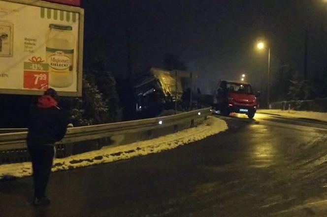 Śląskie: Zderzyły się dwa TIR-y. Kierowca i policjant są w szpitalu