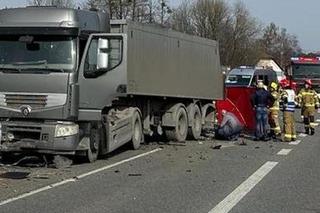 Ustroń. Znany biznesmen zginął w wypadku. Jego mercedes huknął w tira i wyleciał w powietrze. Wśród poszkodowanych kobieta w ciąży [ZDJĘCIA]