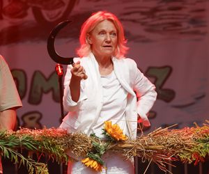 Cała na biało Maria Pakulnis szaleje z sierpem w Lubomierzu. Renata Dancewicz tym razem na spokojnie