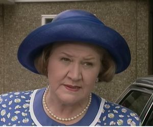 Patricia Routledge, niezapomniana Pani Bukietowa z serialu „Co ludzie powiedzą?”
