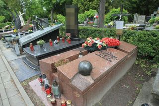 Rocznica śmierci Kazimierza Górskiego. Tak wygląda grób legendarnego trenera na Powązkach [ZDJĘCIA]