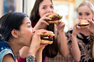 Domowy FAST FOOD - najlepsze przepisy na hamburgery, kebaby i szybkie przekąski na ciepło