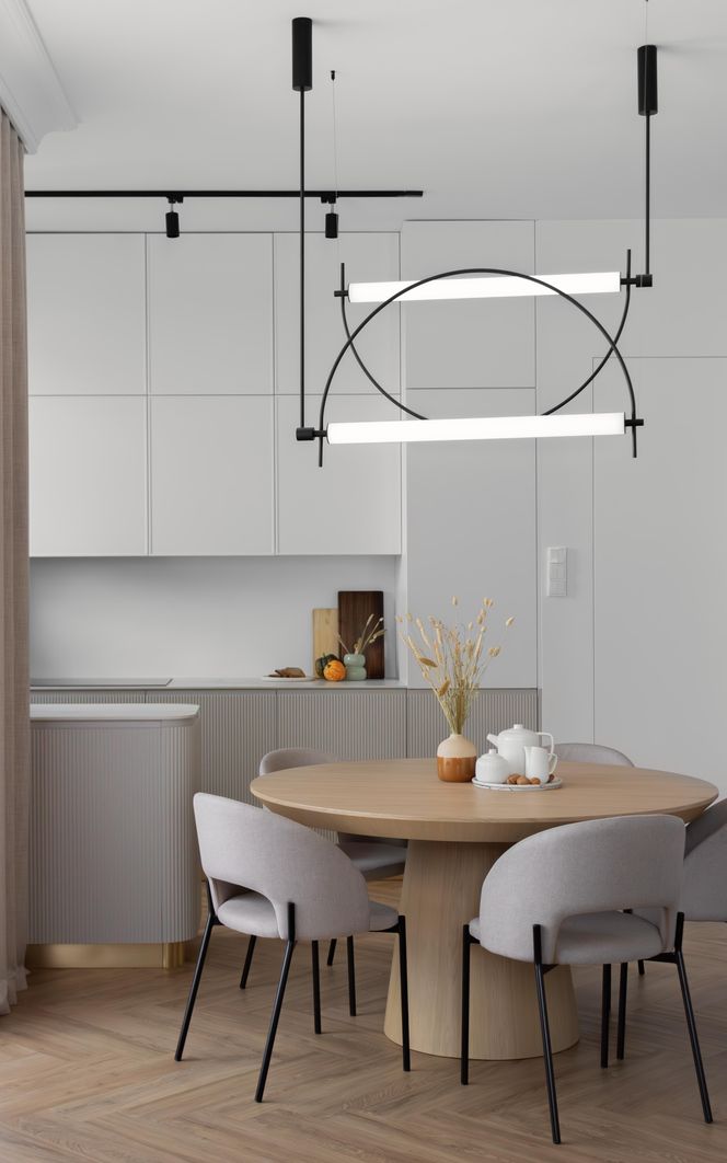 Mieszkanie w bieli, beżach i szarościach w Warszawie