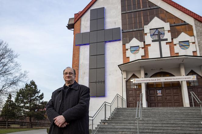 Eko krzyż ogrzewa wiernych