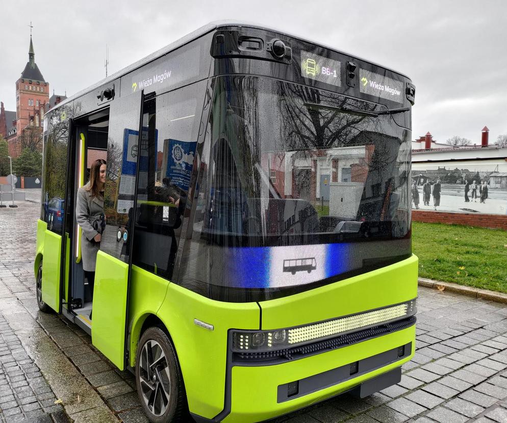 Bus bez kierowcy wozi ludzi