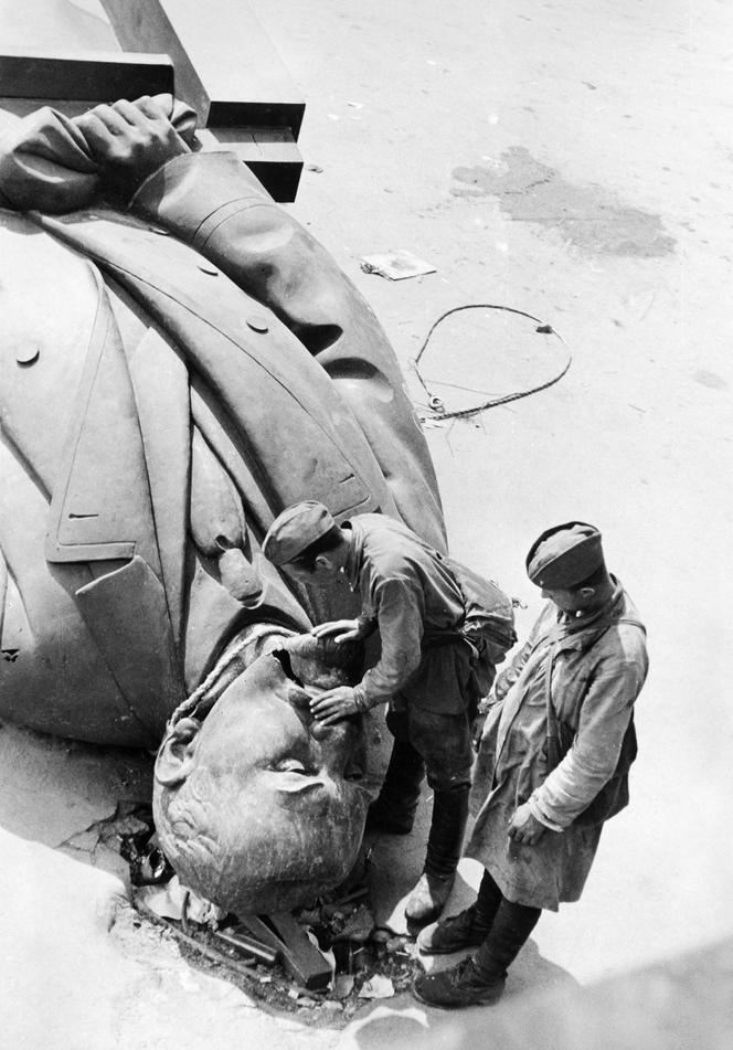 Czerwonoarmiści oglądają pomnik Lenina, rozbity przez nacierające siły nazistowskie, 1941.
