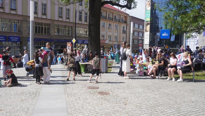 Dni Bajki 2024. W centrum Olsztyna zrobiło się bajkowo. Dzieci przejęły władzę nad miastem [ZDJĘCIA]