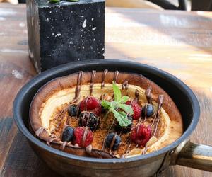 Dutch baby pancake - pieczony naleśnik z sosem z nutelli. Po nim tradycyjny naleśnik pójdzie w odstawkę