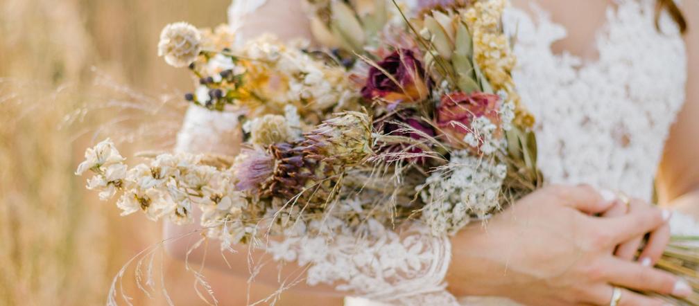 Najpiękniejsze bukiety ślubne: małe, na ślub cywilny, w stylu boho, oryginalne. Modne kwiaty do ślubu 