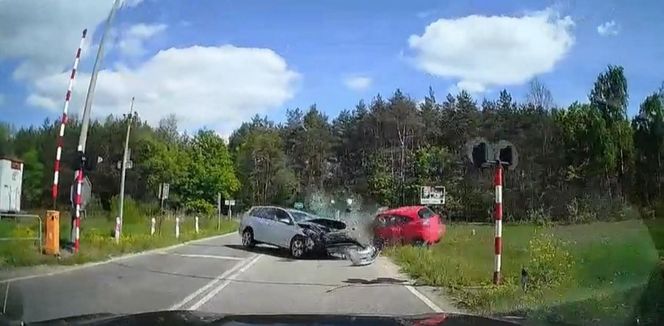 Policjanci ujawnili dramatyczne nagranie. Zderzenie trzech aut na przejeździe kolejowym