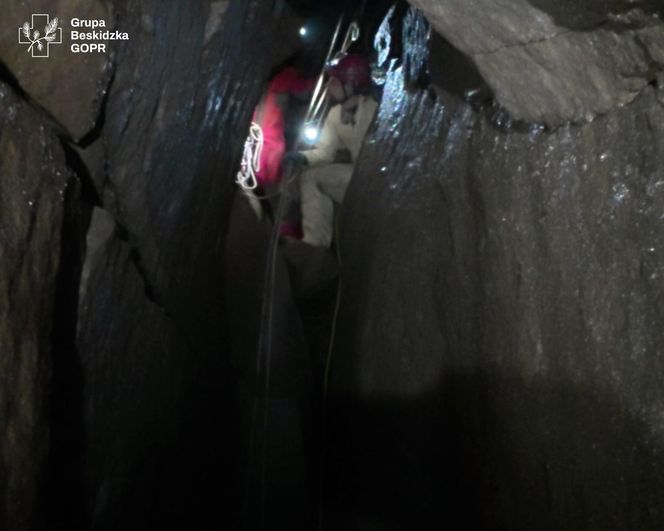 Akcja ratunkowa w Jaskini Salmopolskiej w Beskidach. Ratownicy walczyli o grotołaza przez 4 godziny