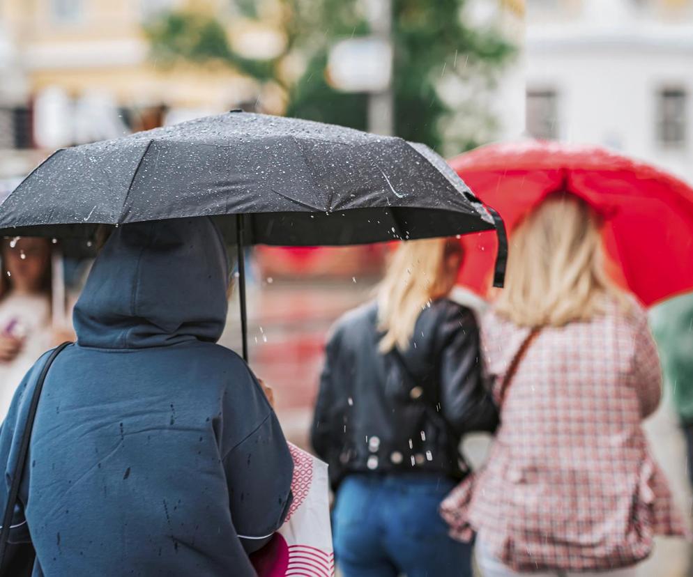 Nowe ostrzeżenia IMGW. Prawie cała Polska zagrożona. Burze to nie wszystko - poprosze o ludzi pod parasolami