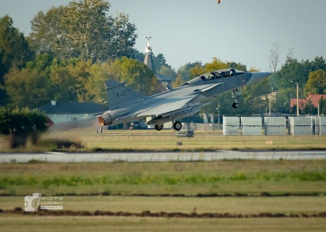 Wzruszający gest pilotów odlatujących z Radomia. Polska flaga na niebie dla „Slaba”