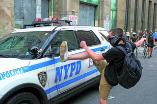 W strzelaninach giną nie tylko gangsterzy, ale nawet niewinne dzieci. Szał przemocy w NYC