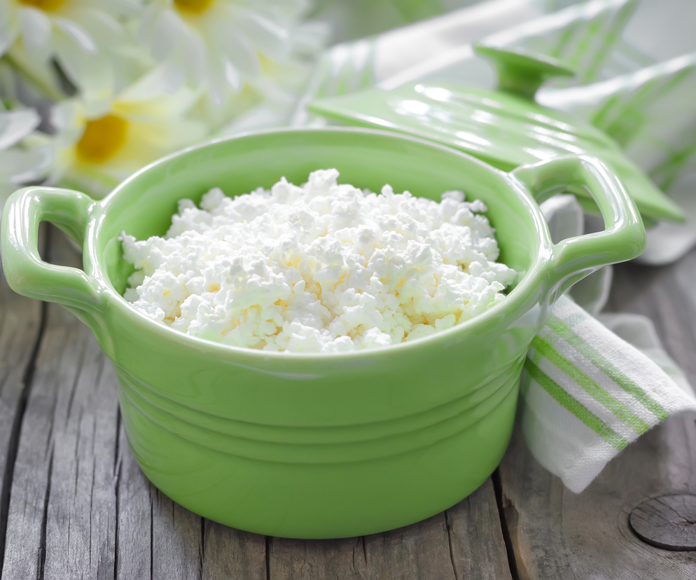 Biały ser zawiera najmniej wapnia spośród nabiału.