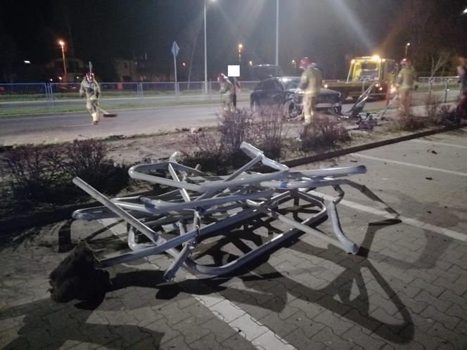 Niebezpieczne manewry na drogach. Kraksa w Lesznie i dachowanie pod miastem