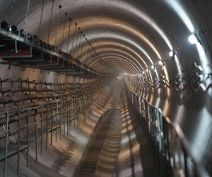 Metro w Warszawie już wozi pasażerów, ale wciąż są drążone nowe linie
