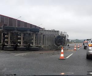 Wypadek na autostradzie A4. TIR wywrócił się na drogę po wypadku