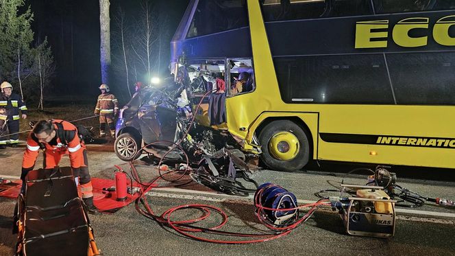 Toyota wbiła się w autobus. Młody kierowca nie żyje