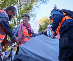 Ostatnie Pokolenie rozbiło namioty przed Sejmem. Domagają się prac nad ustawą o transporcie publicznym