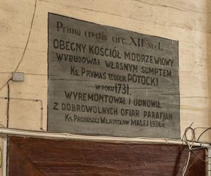 Drewniany kościół pw. św. Apostołów Szymona i Judy Tadeusza.