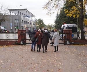 Tłumy na cmentarzu przy ul. Poprzecznej. Olsztynianie odwiedzają groby bliskich [ZDJĘCIA]