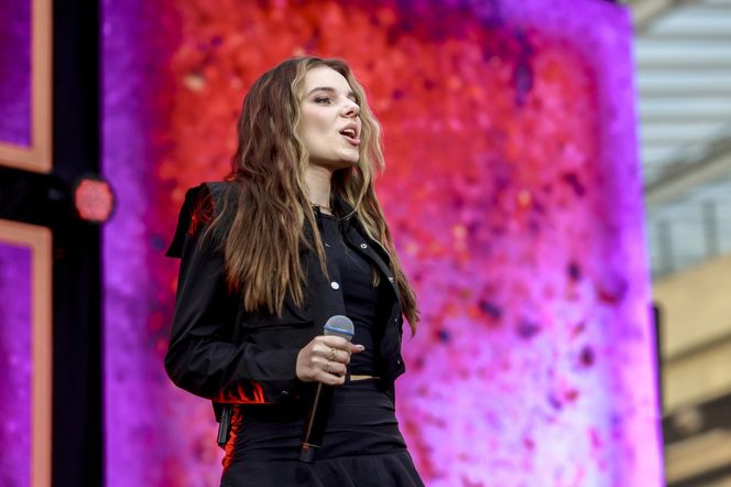 Michał Szpak tak się przejął na scenie, że zgubił mikrofon! Na szczęście nie był sam