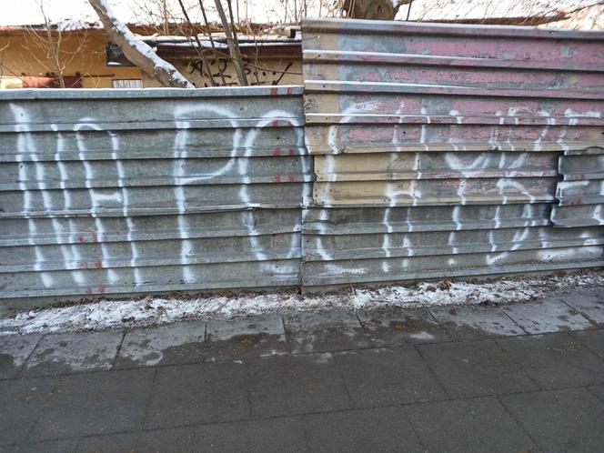 Graffiti z błędem ortograficznym