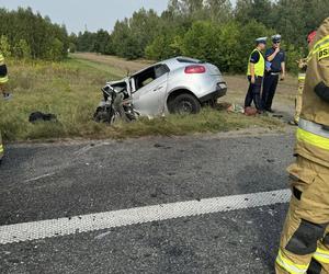 W wypadku na DK2 zginęła na miejscu 24-letnia kobieta, a dwie osoby, w tym małe dziecko, ranne trafiły do szpitala